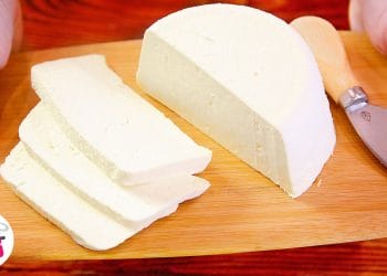 Cașcaval de casă gata în 10 minute, din 3 ingrediente – Aveți nevoie de 200g smântână, 1 litru de lapte și 3 ouă