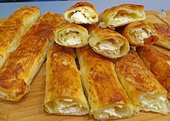 Plăcintă de casă cu cremă de brânză și iaurt – Rețetă rapidă și gustoasă
