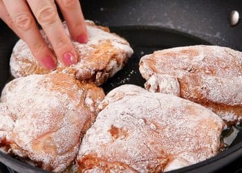 Pulpe superioare de pui cu cartofi gratinați – Rețetă simplă și gustoasă, o bunătate!