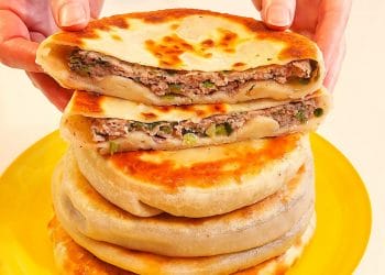 Turte aperitiv cu carne de vită (cu aluat făcut în casă) – Ai nevoie de 500g făină, 800g carne tocată, 250 ml de apă și […]