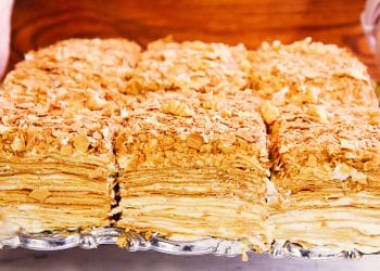 Prăjitură Napoleon fără coacere – Rețetă super rapidă, cu aluat foietaj – Aveți nevoie de 200g smântână, 200g zahăr, 4 ouă, 1 litru de lapte și […]