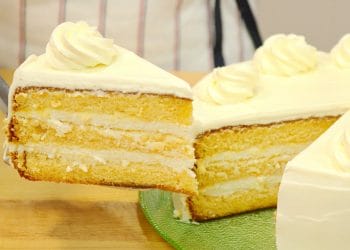Prăjitură de casă cu blat pufos (cu cremă de smântână și frișcă) – Tort de casă fraged, aromat și ușor de preparat