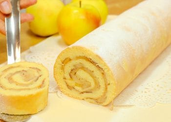 Ruladă de casă fragedă și aromată – Ruladă rapidă, cu umplutură de mere – Se prepară din puține ingrediente…