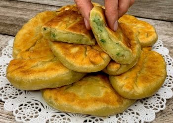Turte la tigaie – Gustoase și sățioase, merită încercate – Turte cu cartofi și ceapă