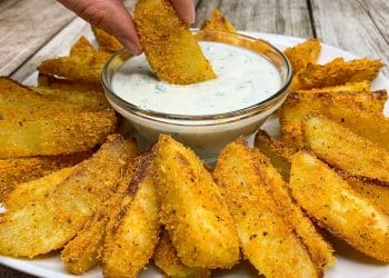Cartofi crocanți la cuptor – Rețetă simplă și rapidă – Cartofi wedges cu pesmet și parmezan