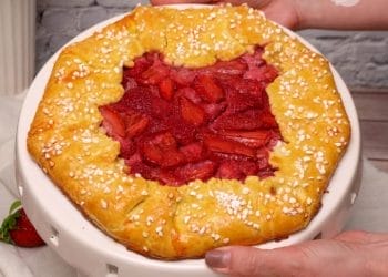 Tartă rustică cu căpșuni și cremă de brânză